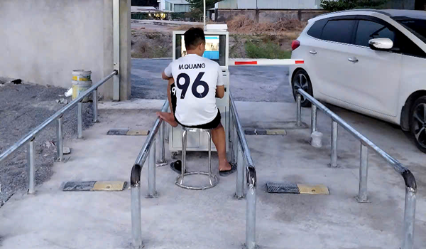 Mô hình máy giữ xe tích hợp 1 barie chặn lối ra